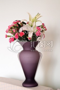 花瓶与鲜花 康乃馨与白百合