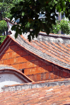 红砖建筑屋顶