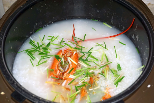 家庭烹饪 电饭煲煲海鲜粥