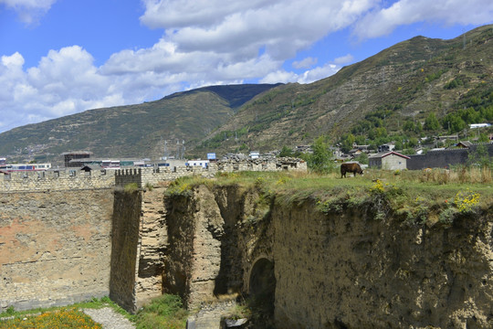 松潘古城延薰门 古城墙瓮城门洞