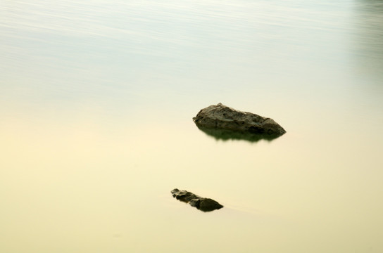 湖中石头