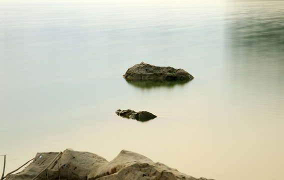 湖面 石头
