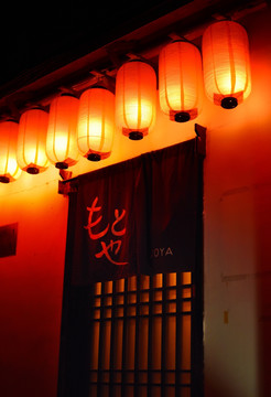 日式餐馆门头的红灯笼