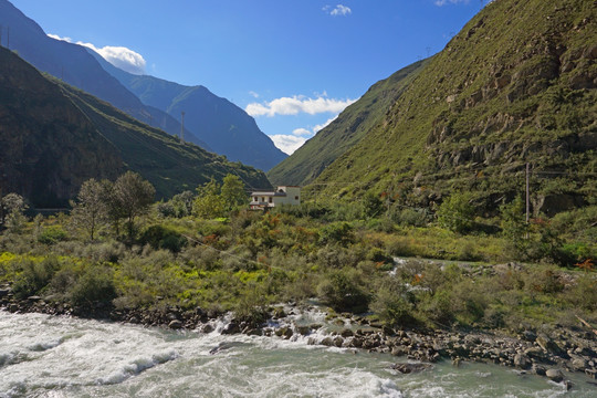 青藏高原 岷江上游沿岸风光