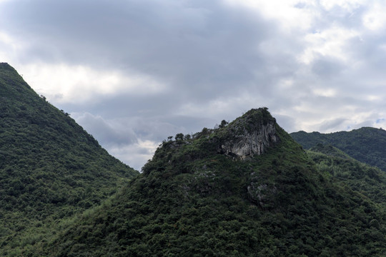 山峰乌云风化石灰岩石自然风景