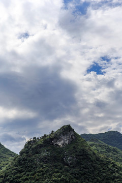 山峰乌云风化石灰岩石自然风景