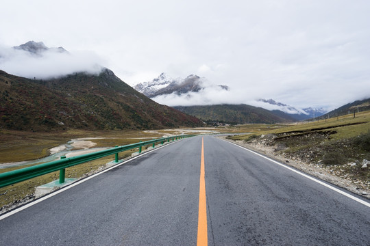 笔直的公路