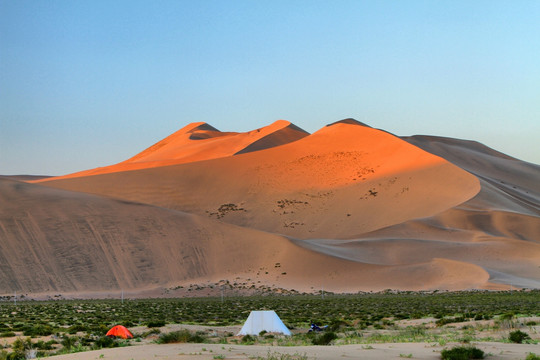 沙山下的探险者帐篷