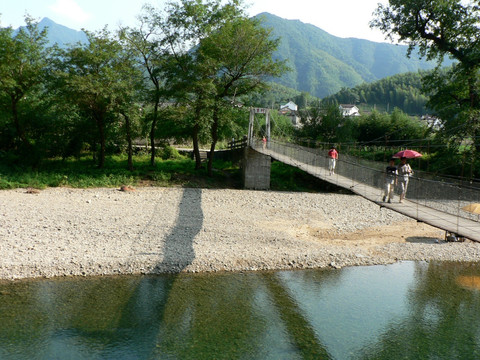 山区河流吊桥