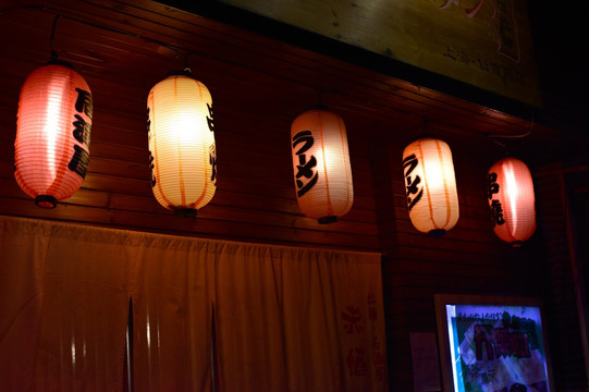 日式餐馆前的一排灯笼