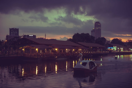 湖边夜景