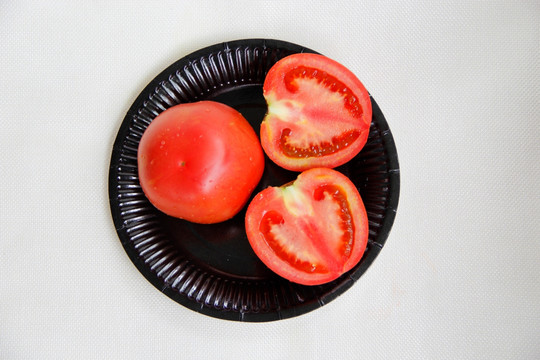 一盘鲜美西红柿