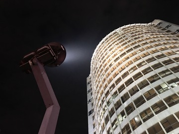 夜灯照射中的高楼大厦