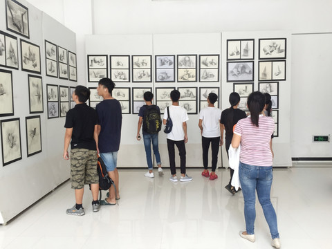 参观画展