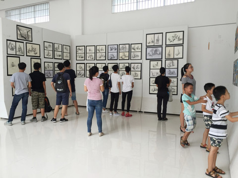 参观画展