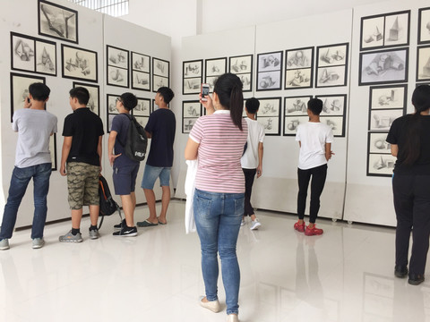 参观画展