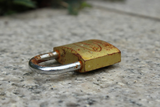 锁 铜锁 地上的锁 铁锁 生锈