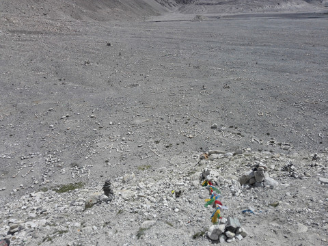 珠穆朗玛峰大本营地上的石头