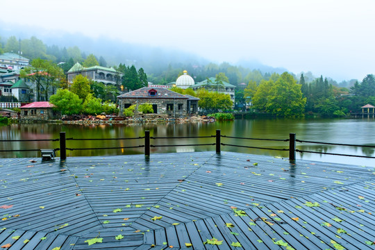 如琴湖畔牯岭镇街景