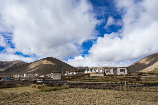 邦达的藏族村寨