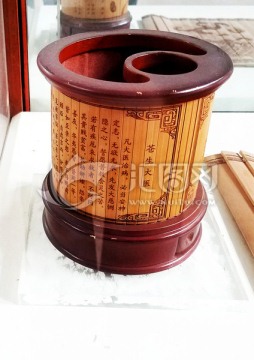 医书 笔筒