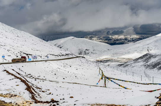 西藏工布江达米拉山