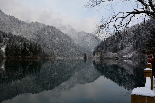 雪山倒影