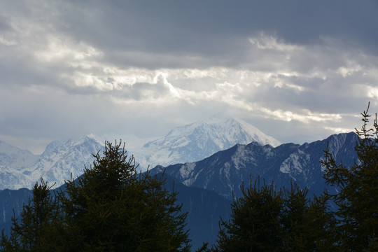 远眺雪山