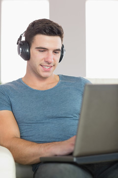 男子用笔记本电脑听音乐