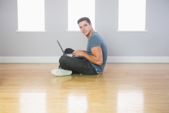 坐在地板上用平板电脑的男人