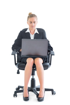 坐在转椅上使用电脑的商务女人