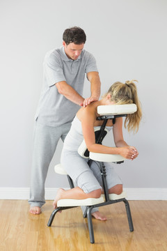 治疗师为女人做背部按摩