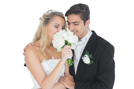 新婚夫妇微笑着看着花束