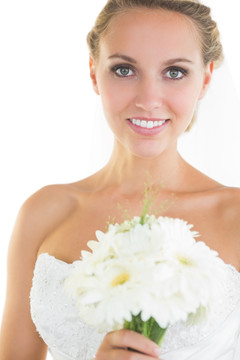 微笑的新娘拿着一束花