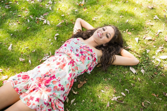 躺在公园草坪上的女人