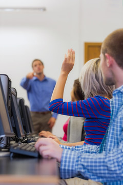 上电脑课举手的学生