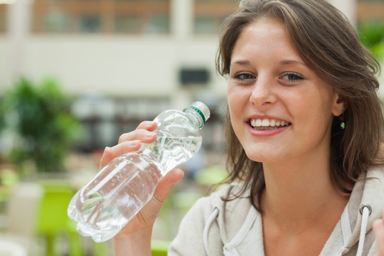 一个年轻女子饮用水