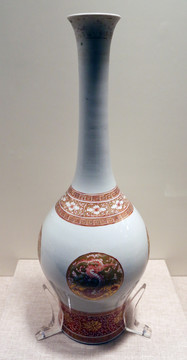 清代矾红彩长颈瓶