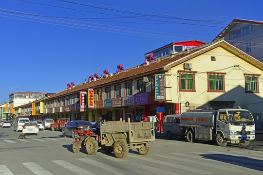 若尔盖县主城区曙光路 拖拉机