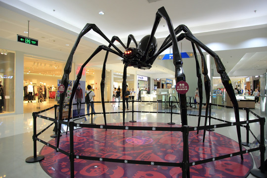 邪恶恐怖的万圣节蜘蛛雕塑