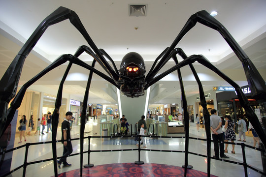 邪恶恐怖的万圣节大蜘蛛雕塑