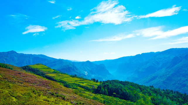 崇山峻岭