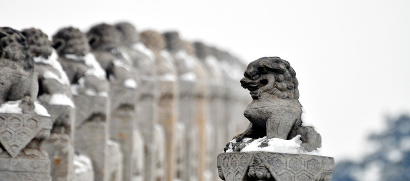白雪覆盖的十七孔桥石狮