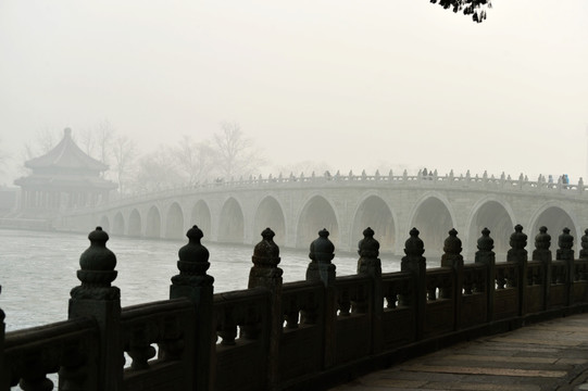 雾霾石狮与十七孔桥