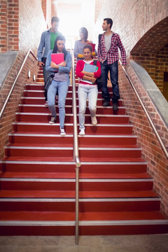 高校大学生走下楼梯