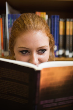 在看一本书的女大学生