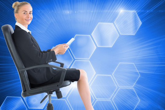 商务女人坐在转椅上的复合形象