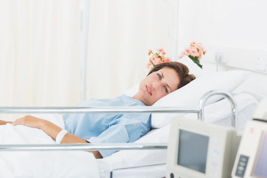 女患者睡在医院的病床上