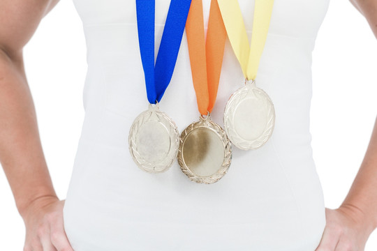女运动员戴着奖牌