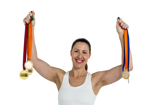 微笑着拿着奖牌的女运动员